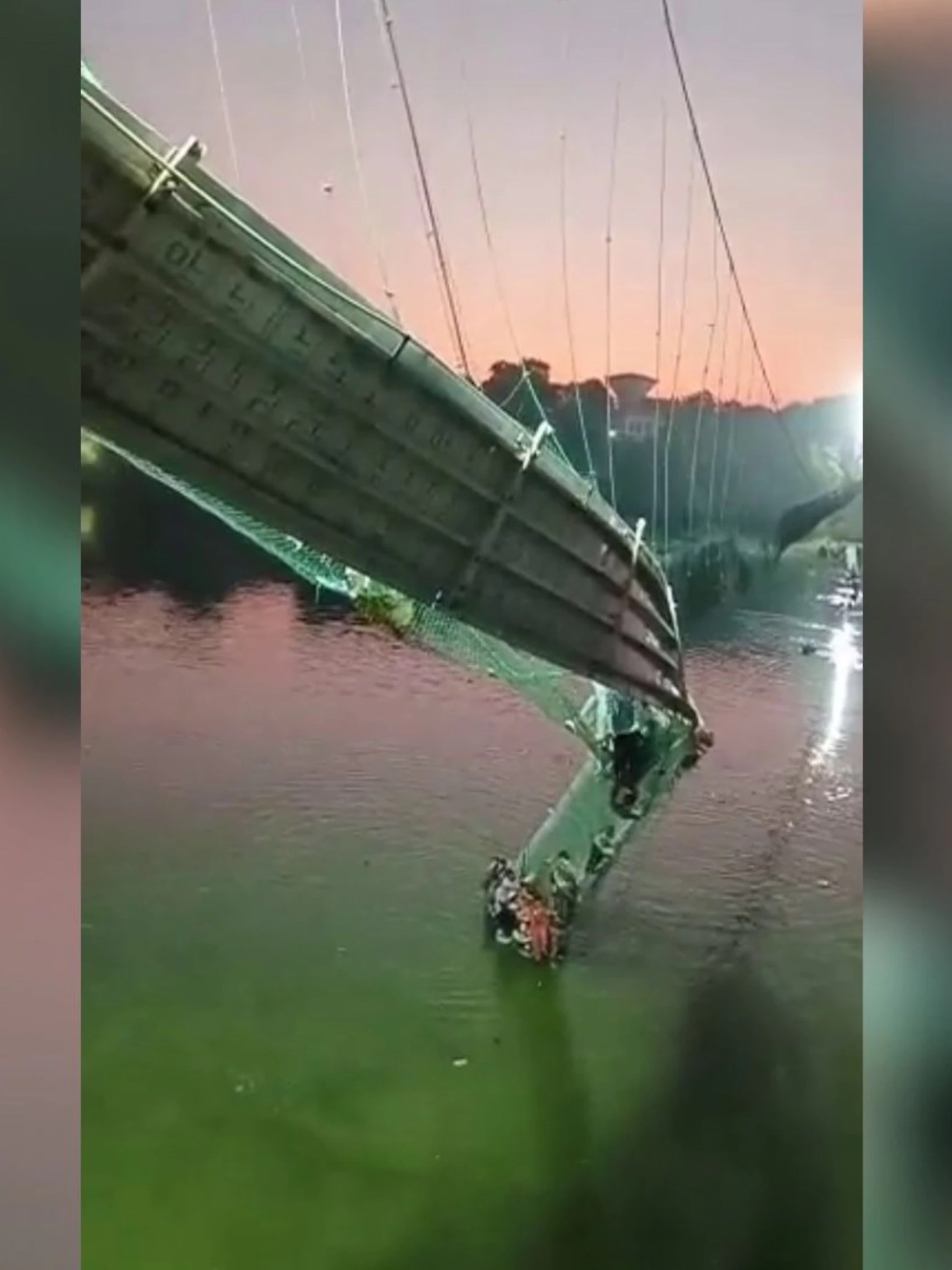 È crollato un ponte pedonale