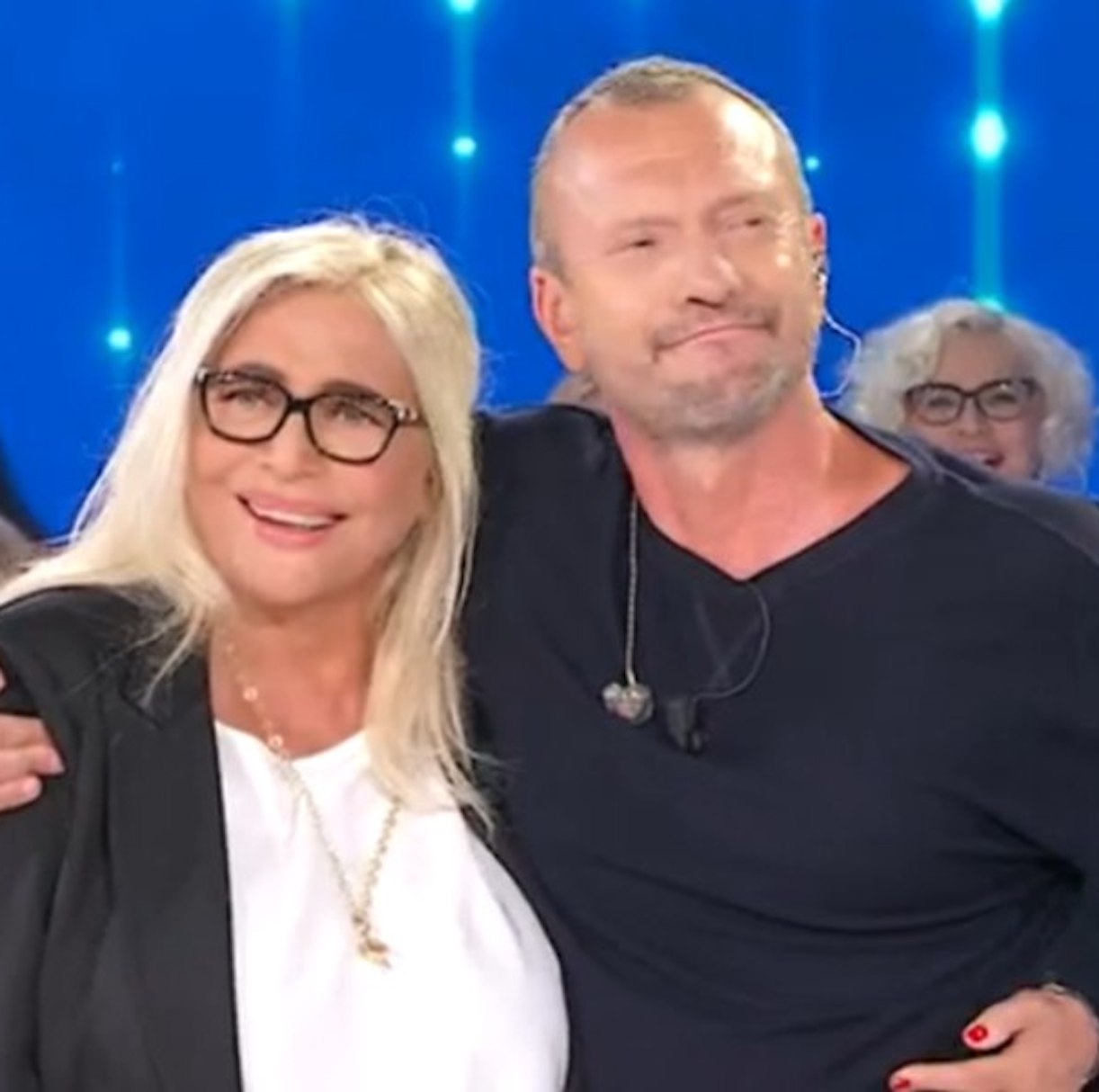 Mara Venier tocca il lato b a Biagio Antonacci