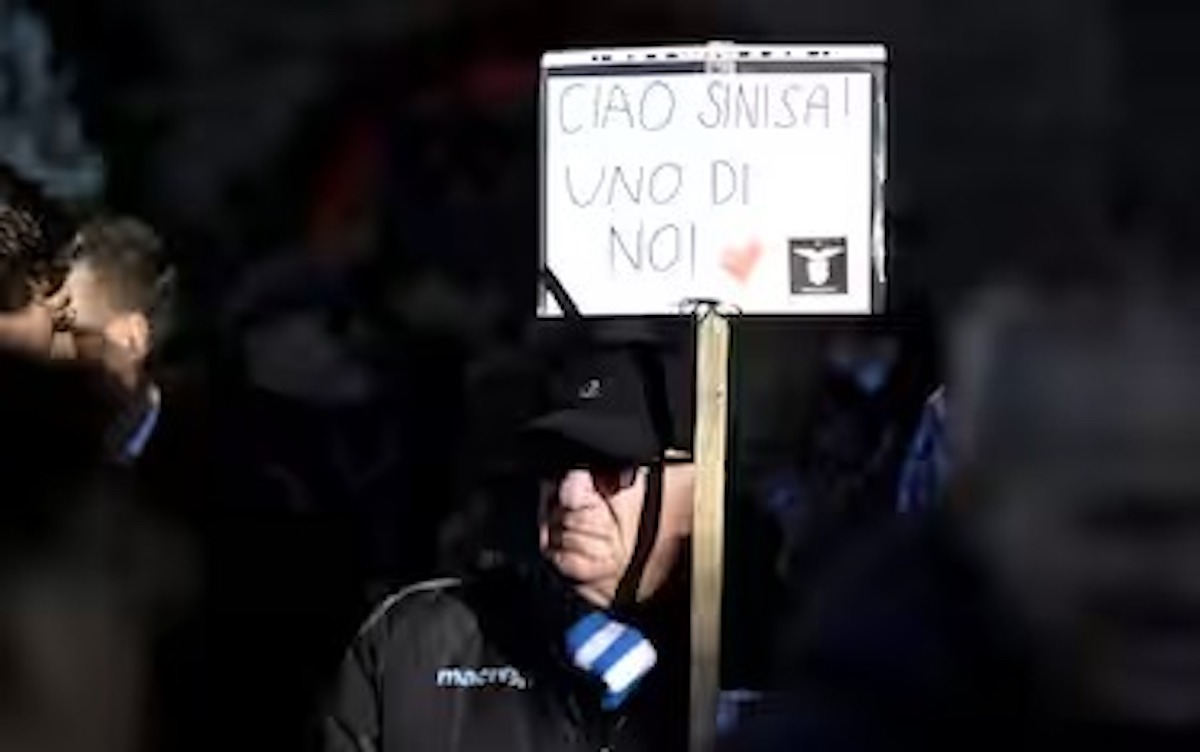 Funerali di Sinisa Mihajlovic foto oltre 2000 persone fuori dalla basilica