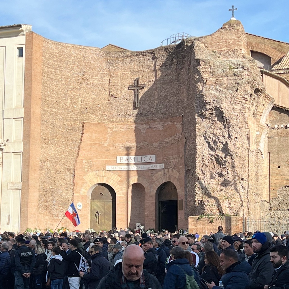 Funerali di Sinisa Mihajlovic foto oltre 2000 persone fuori dalla basilica