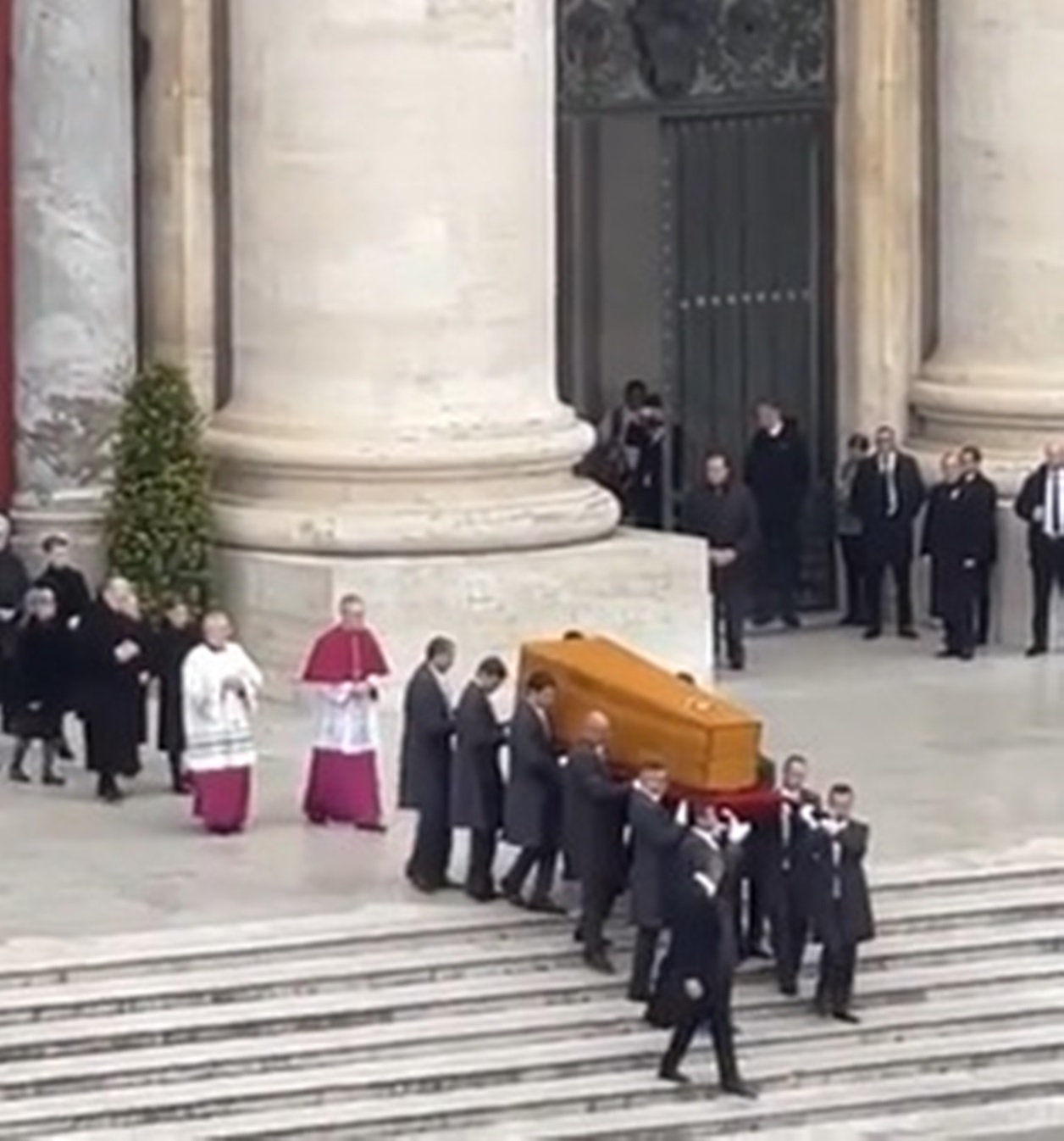 funerali papa benedetto xvi accoglienza fedeli