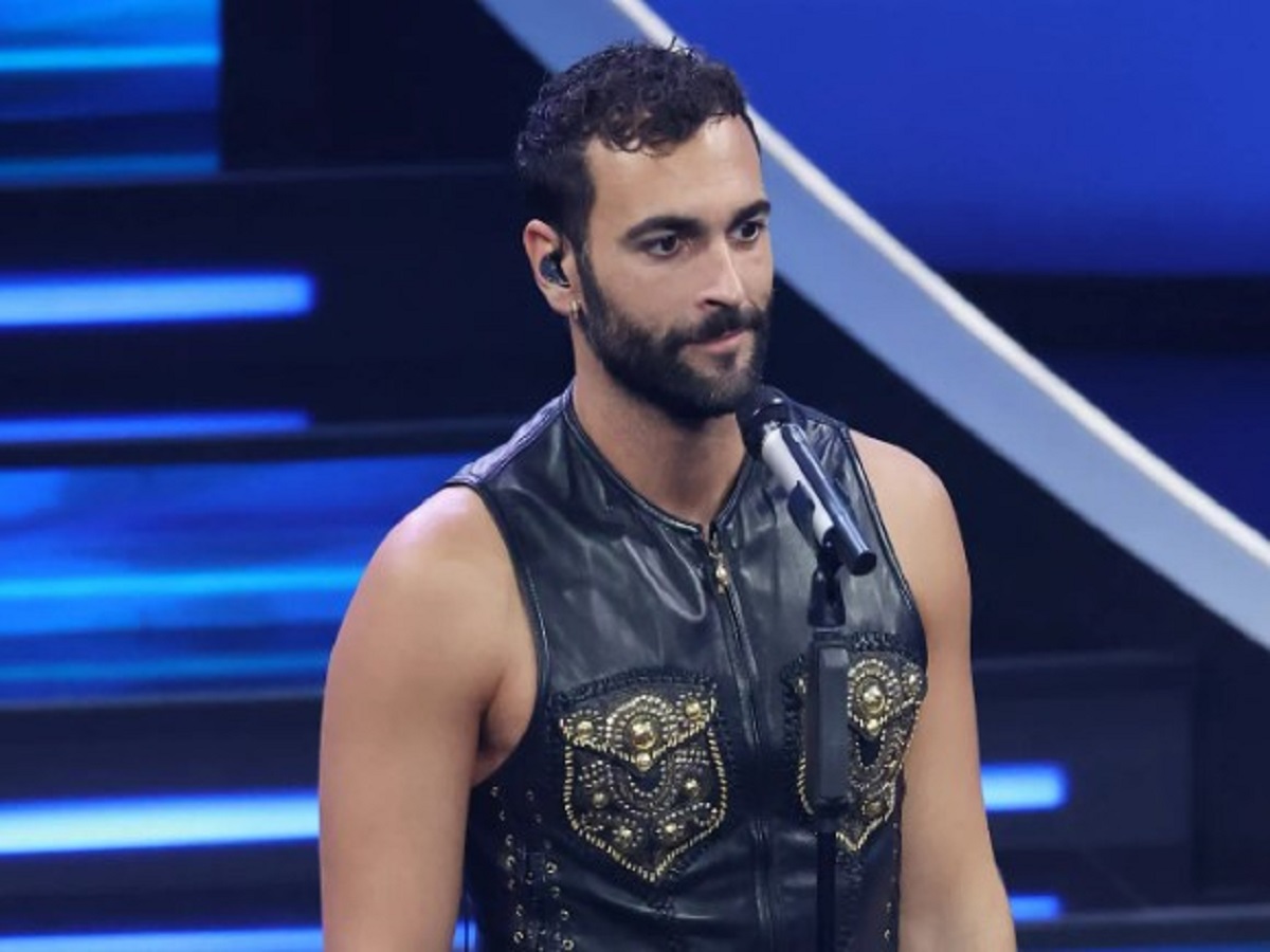 Lacrime di Marco Mengoni davanti alle telecamere di Sanremo 2023