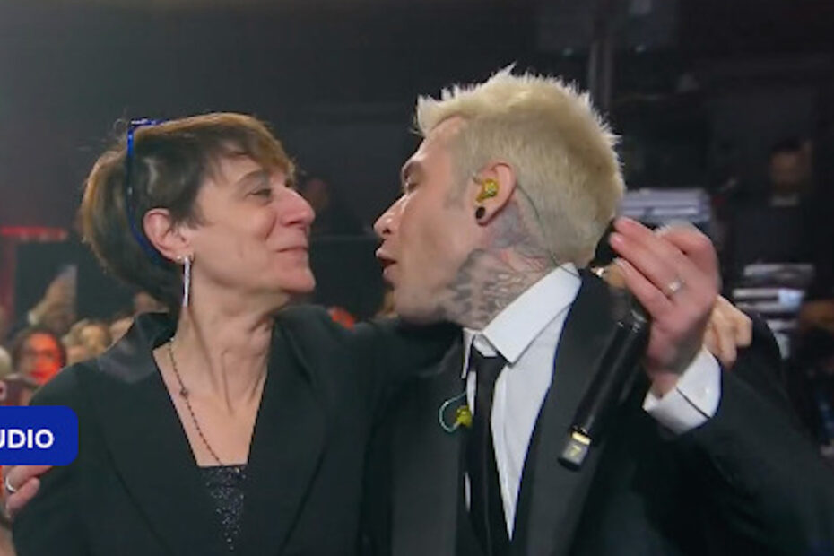 Sanremo 2023, chi è la donna della platea che ha baciato Fedez