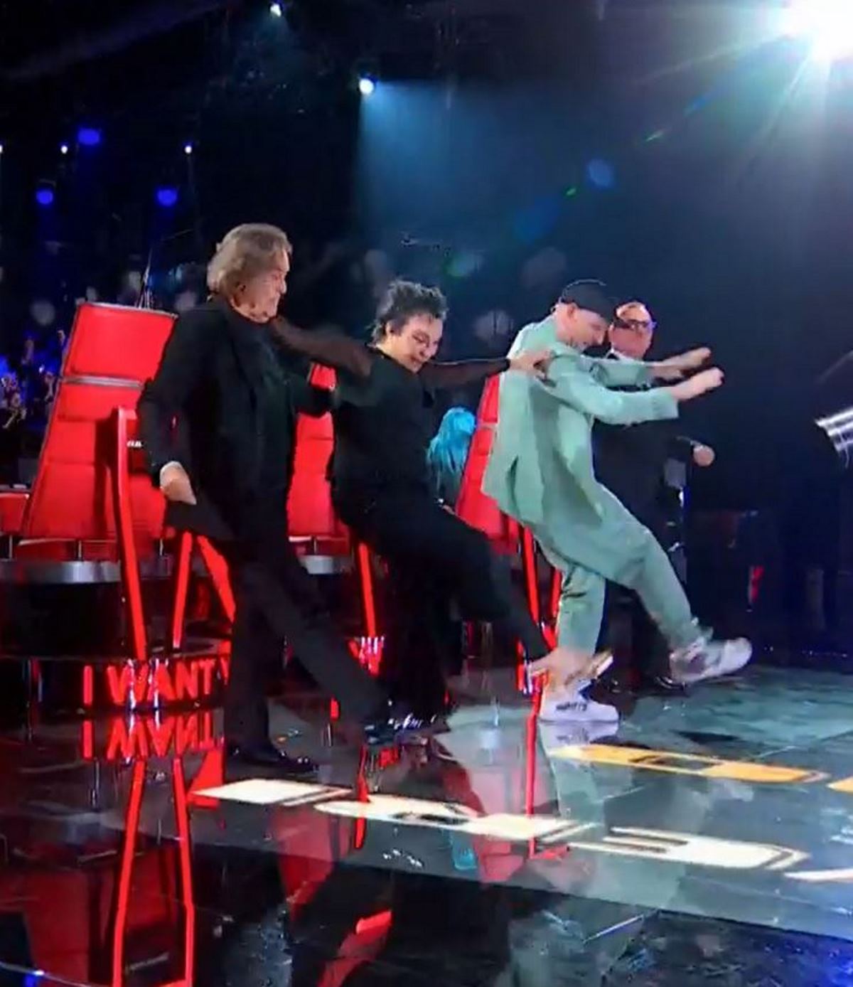 the voice senior poltrone non si girano giudici scendono