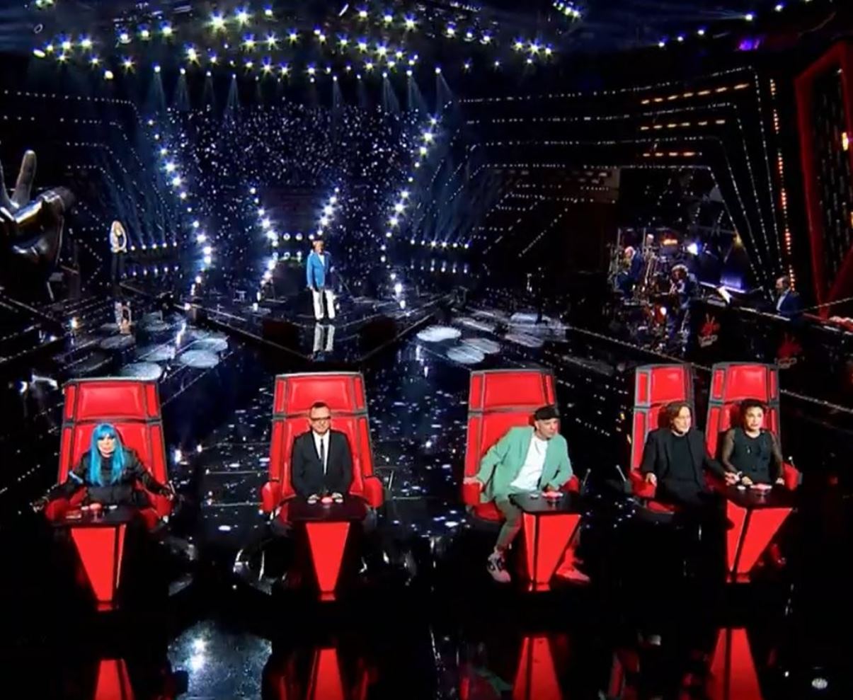 the voice senior poltrone non si girano giudici scendono