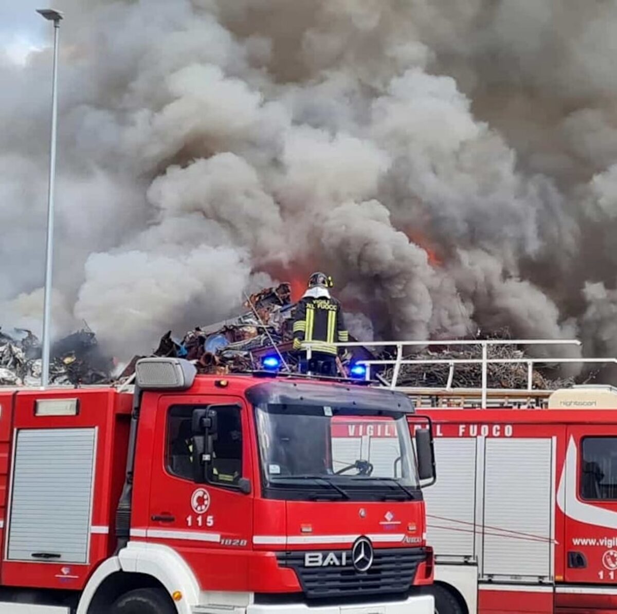 Un grosso incendio si è sviluppato in un’azienda