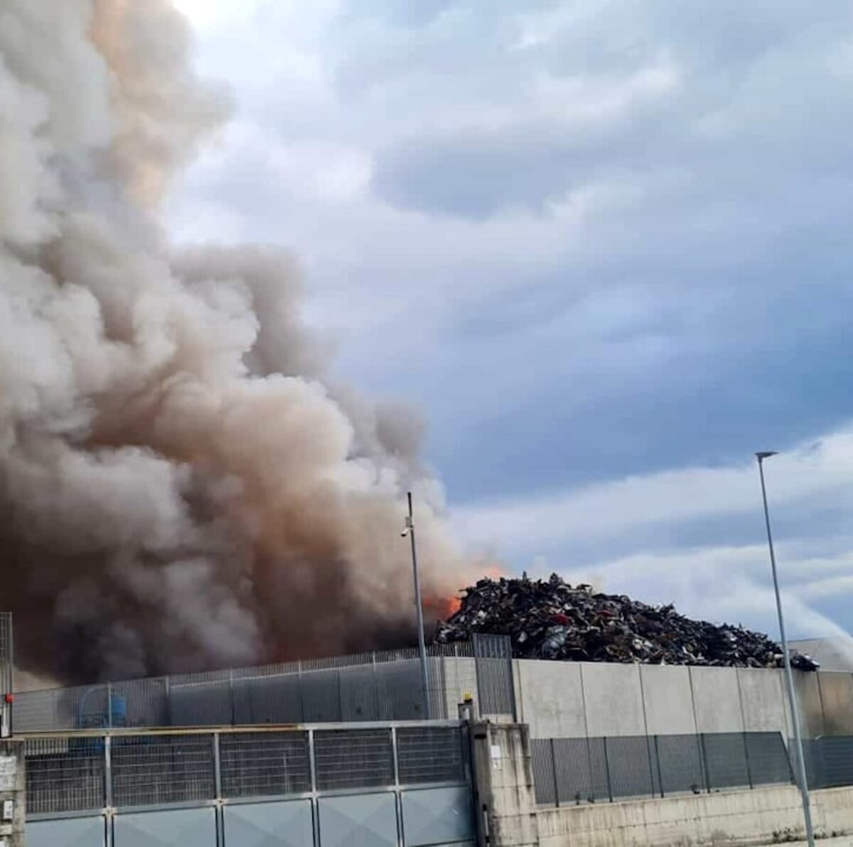 Un grosso incendio si è sviluppato in un’azienda