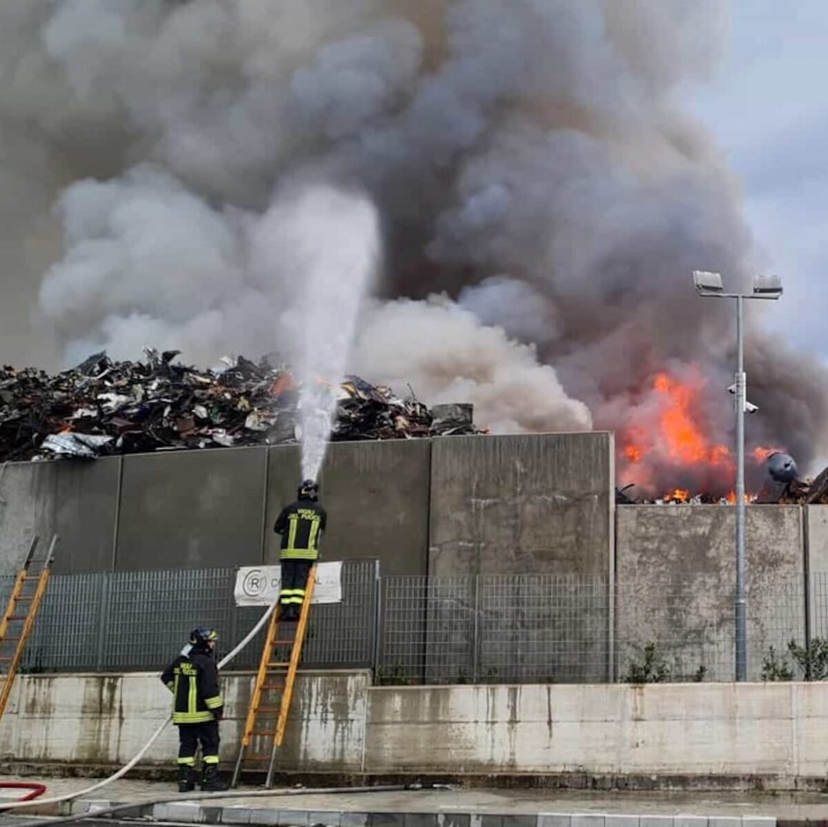 Un grosso incendio si è sviluppato in un’azienda