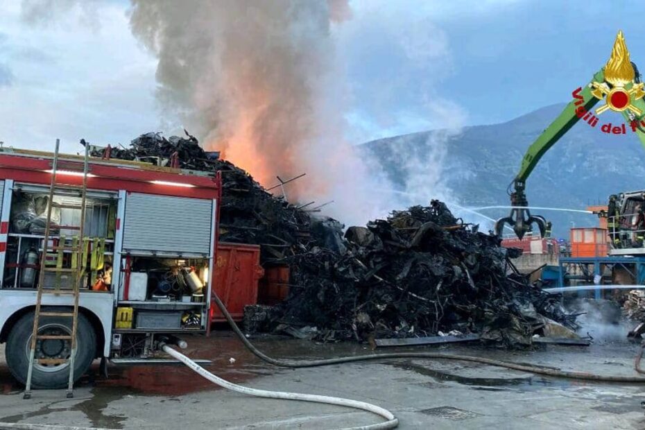 Un grosso incendio si è sviluppato in un’azienda