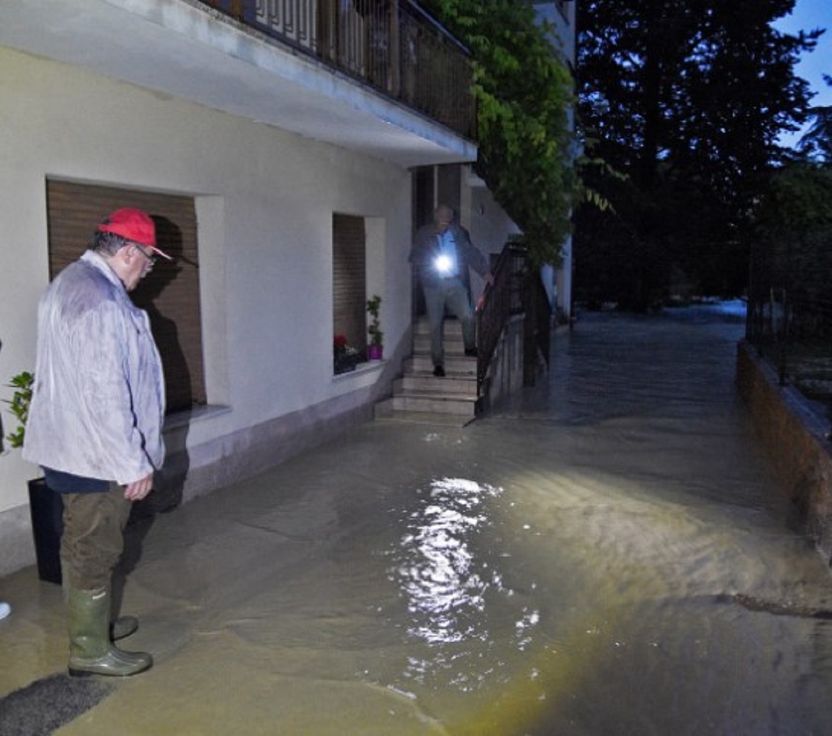 Bomba d'acqua a Macerata allagamenti e persone evacuate 