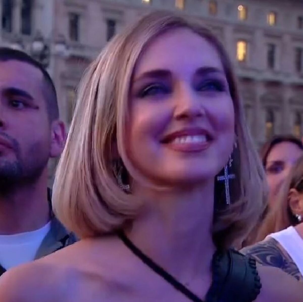 Cosa stanno facendo a Chiara Ferragni durante il concerto di LoveMi?