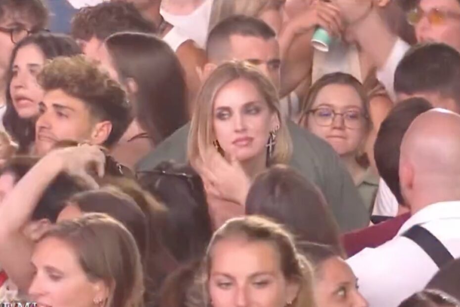 Cosa stanno facendo a Chiara Ferragni durante il concerto di LoveMi?