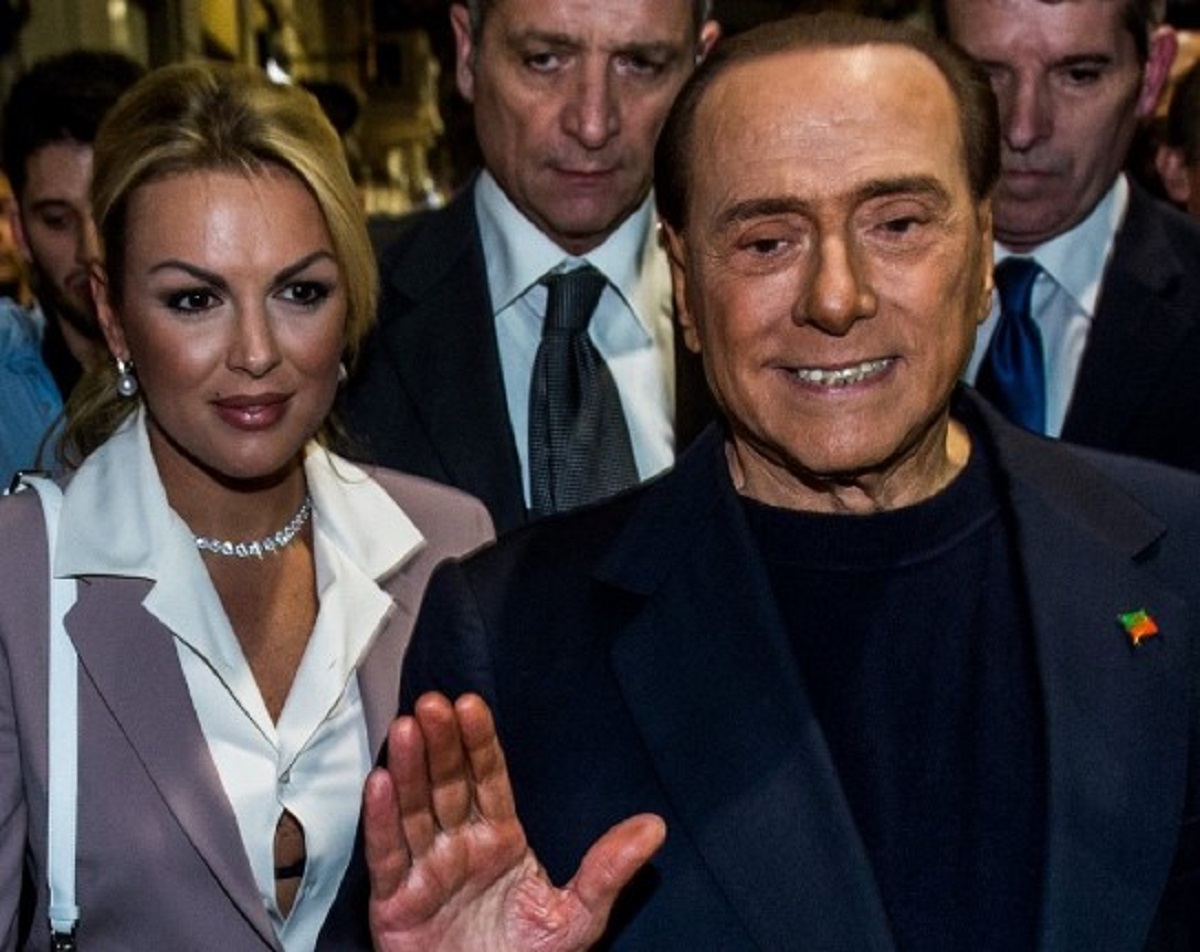 Funerali Silvio Berlusconi c'è anche Francesca Pascale 