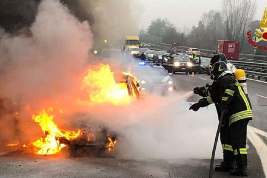 Napoli, esplosione sulla tangenziale: due feriti ustionati gravi