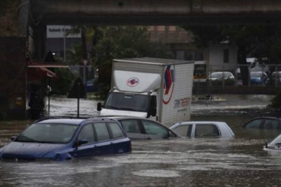 Bomba d'acqua a Macerata allagamenti e persone evacuate