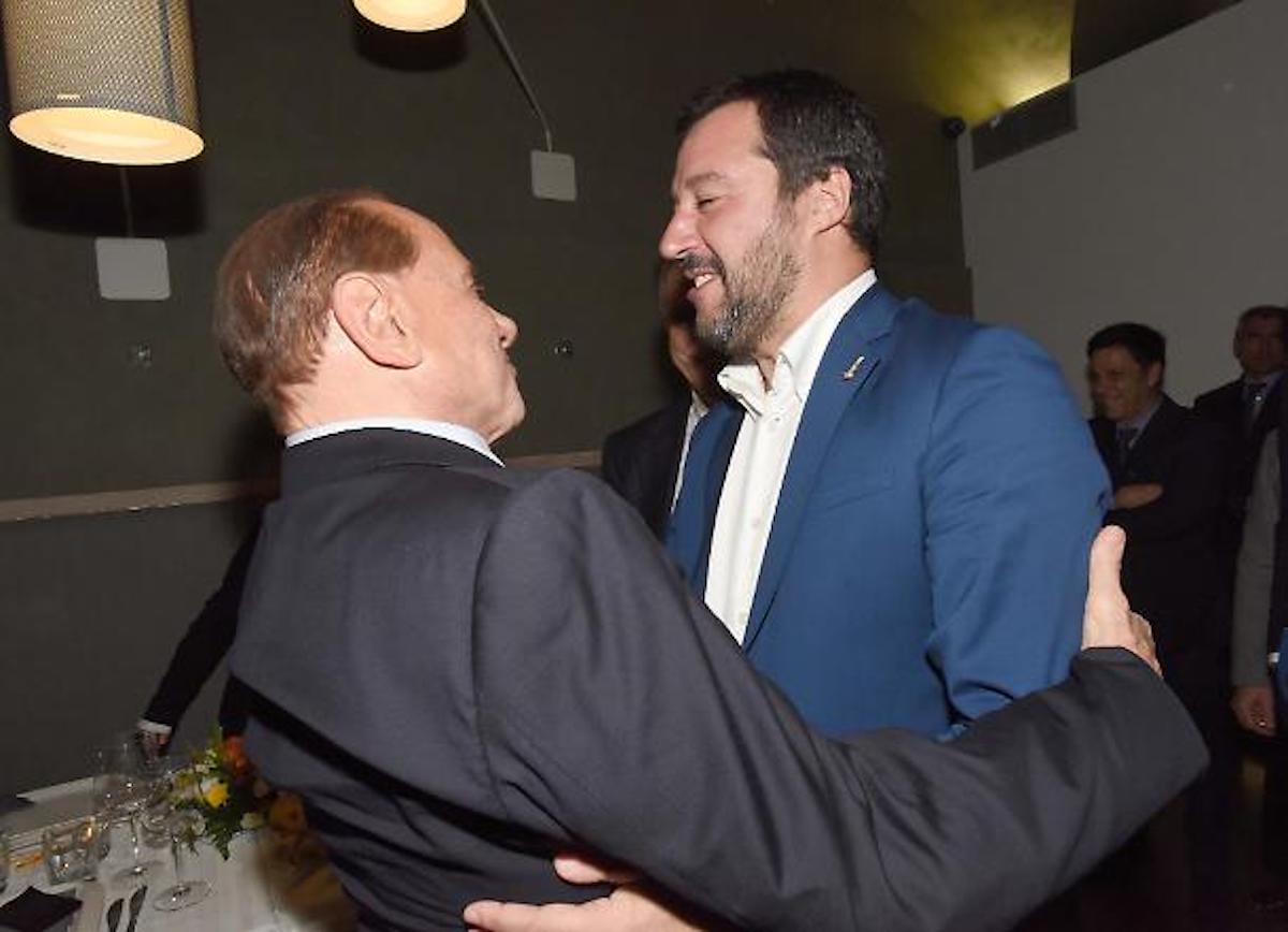 Matteo Salvini taglia la barba per omaggiare Silvio Berlusconi