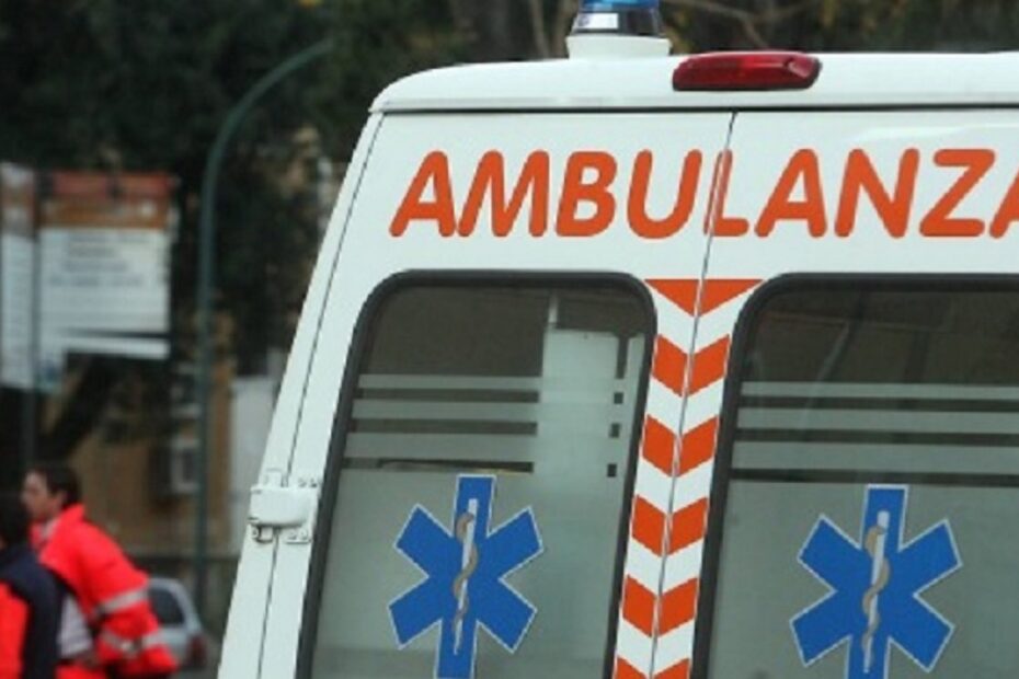 Cade a scuola e batte la testa, 16enne grave in ospedale