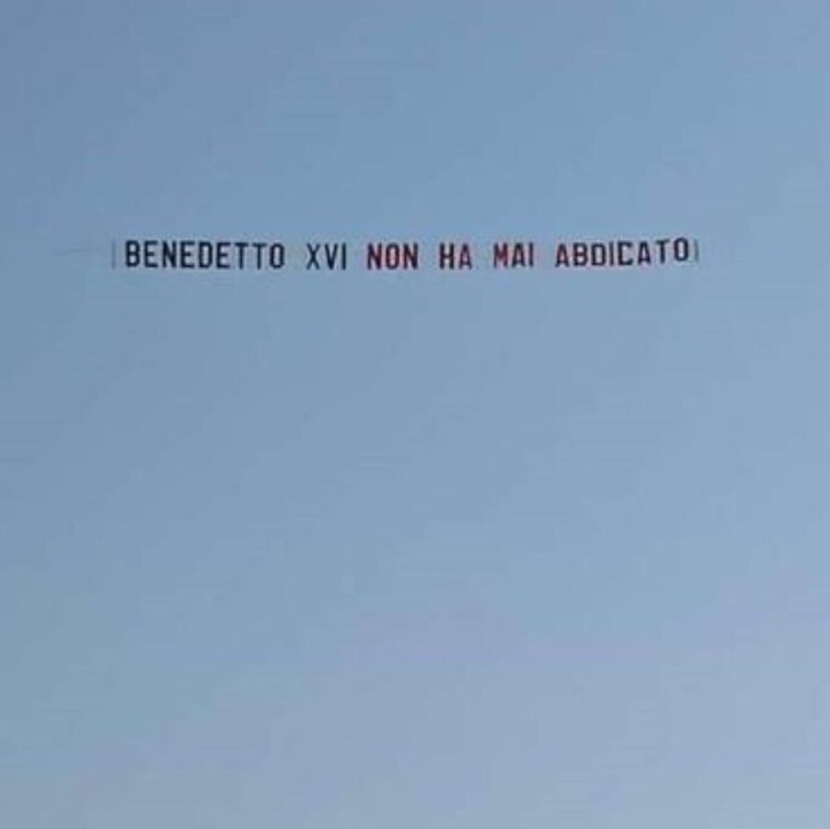 Lo strano messaggio comparso sul cielo di Roma