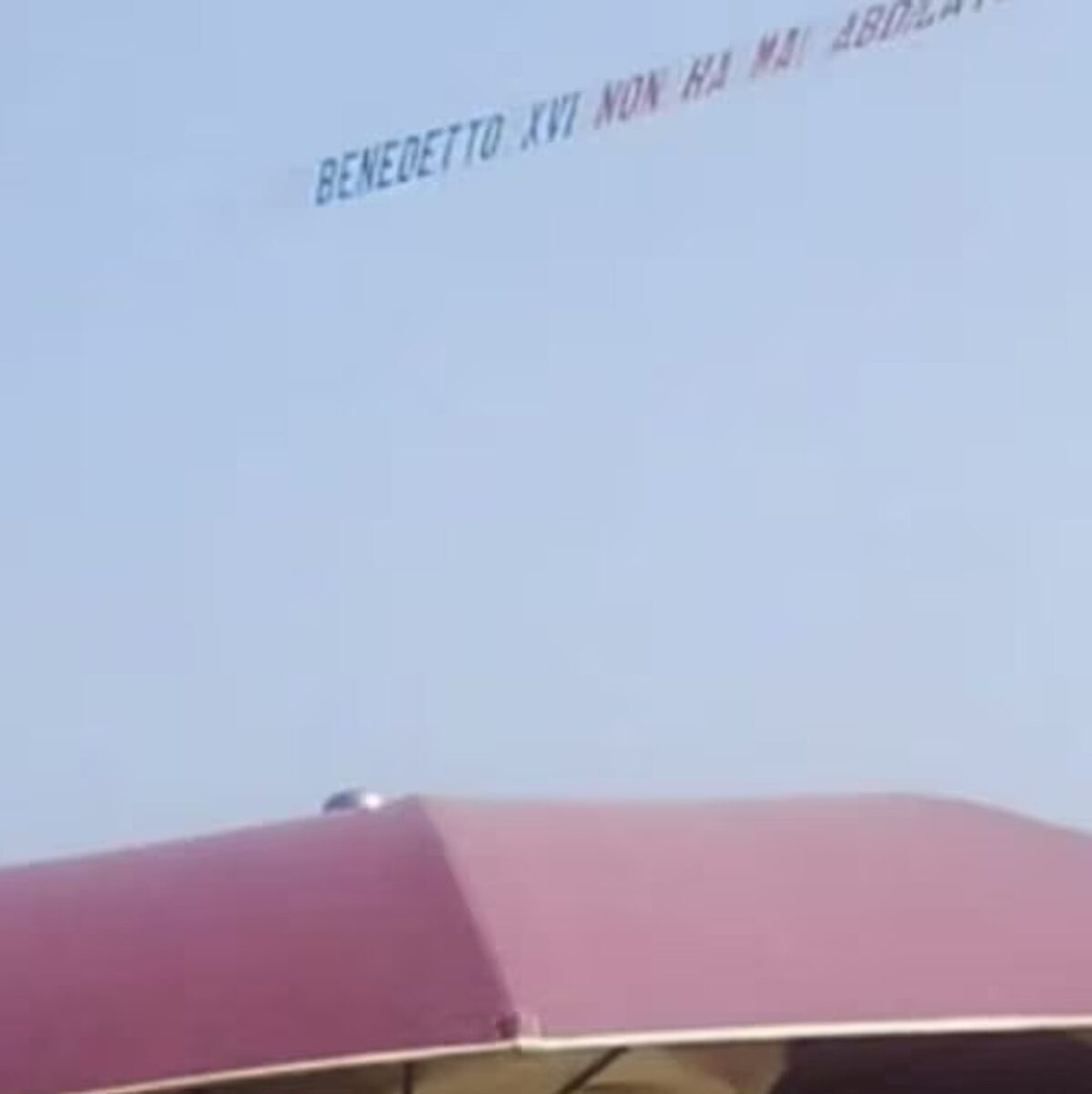 Lo strano messaggio comparso sul cielo di Roma