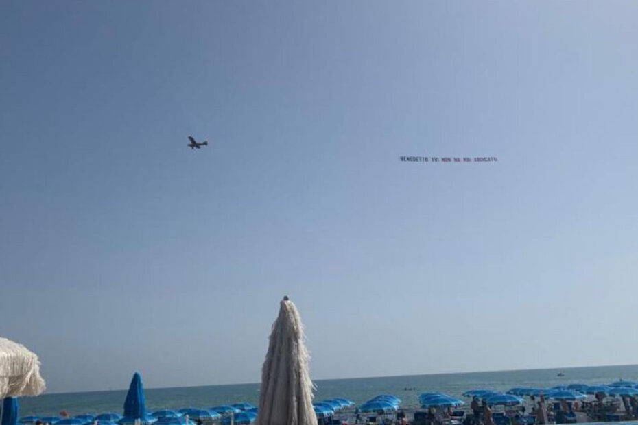 Lo strano messaggio comparso sul cielo di Roma