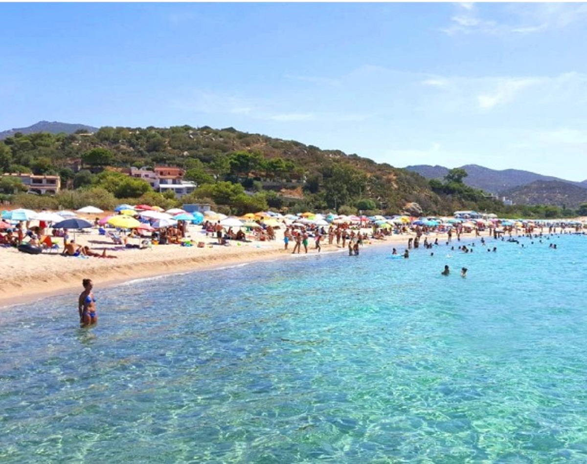 Sardegna, malore in spiaggia muore turista campano 