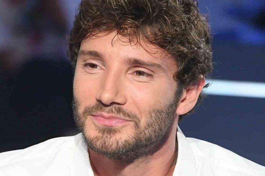 dettaglio dell'anello al dito di Stefano De Martino