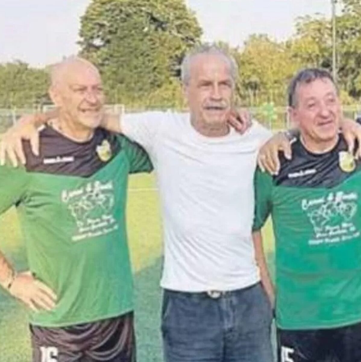 Dramma durante la partita di calcio, uomo si accascia e muore