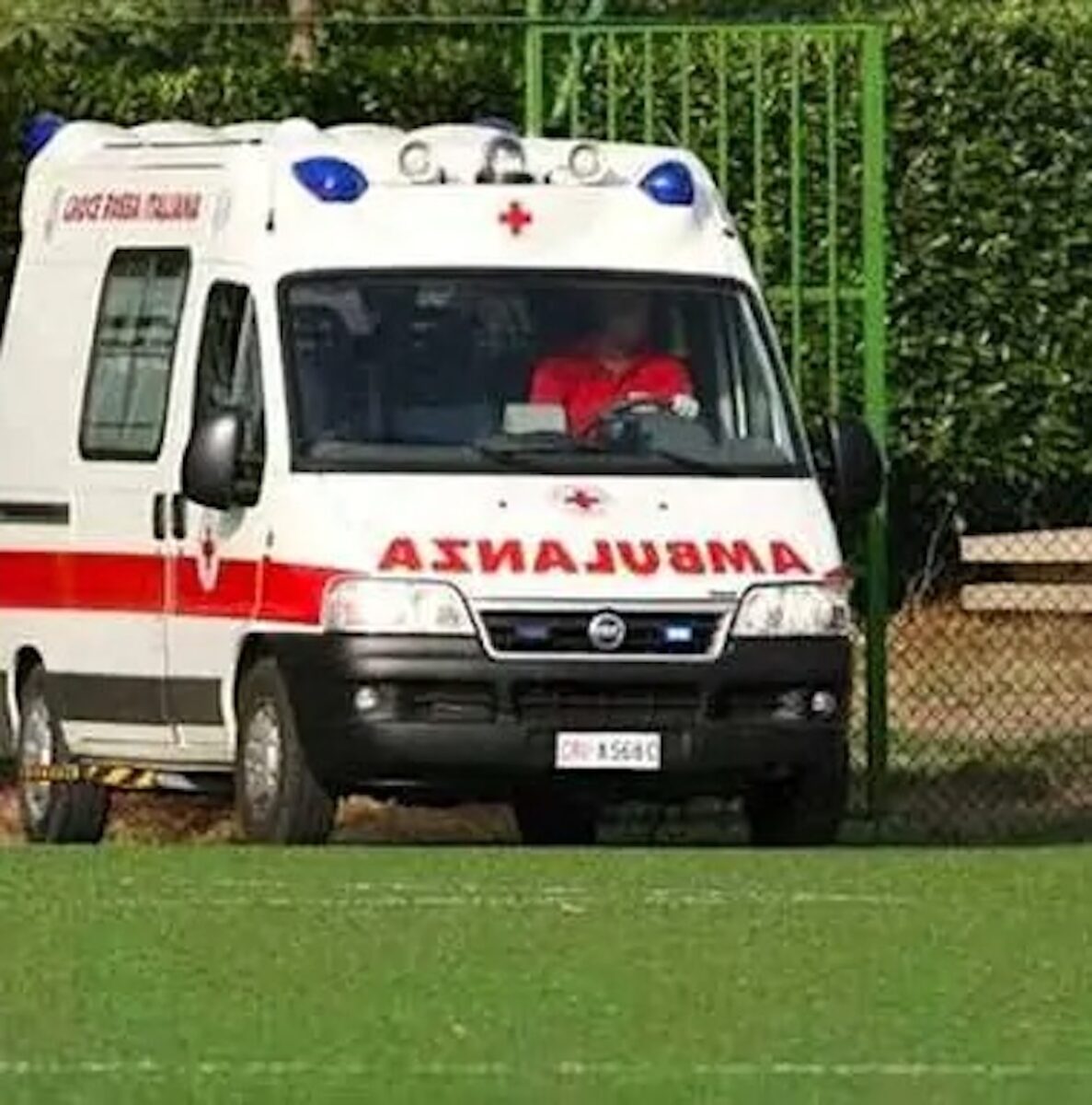 Dramma durante la partita di calcio, uomo si accascia e muore