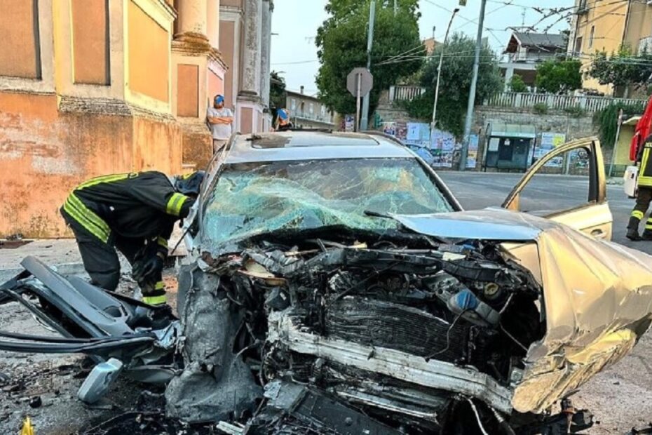 Chieti schianto all'alba morto un ragazzo di 25 anni