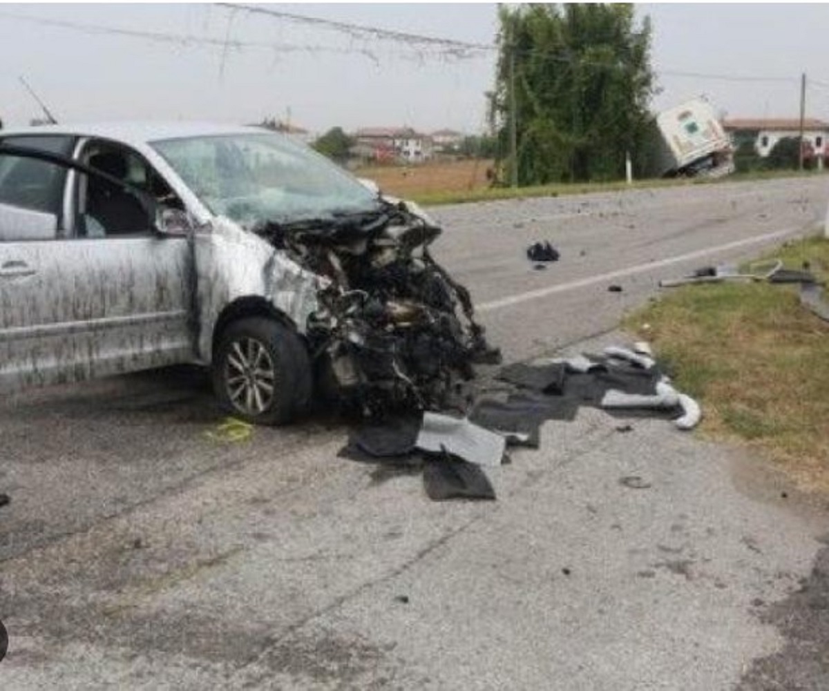 Stanghella incidente tra due auto e due tir tre feriti 