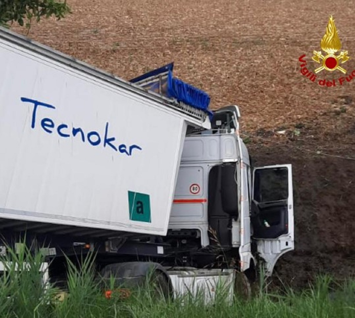 Stanghella incidente tra due auto e due tir tre feriti 