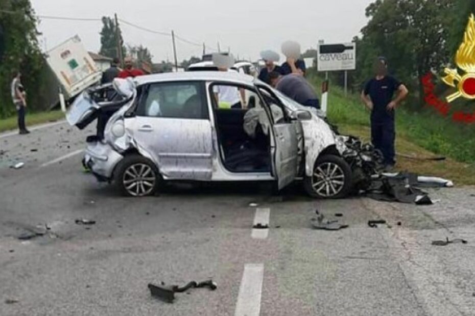 Stanghella incidente tra due auto e due tir tre feriti