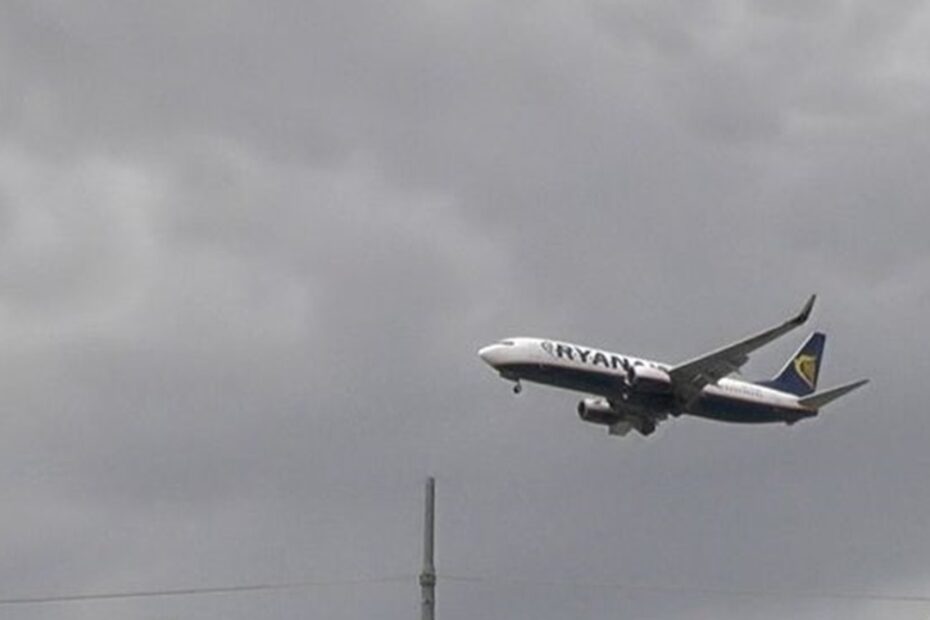 Panico tra i passeggeri del volo Ryanair diretto a Lamezia Terme