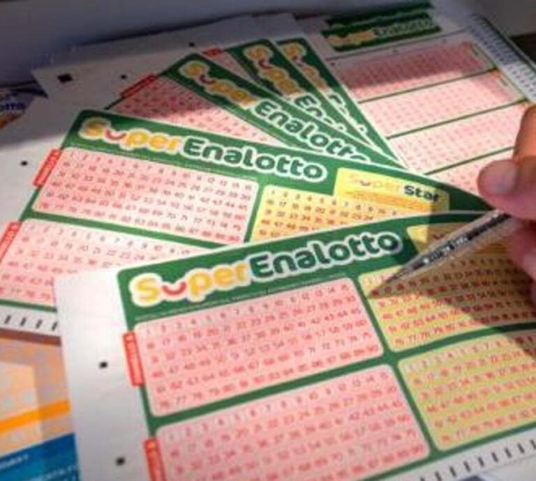 Vince 85 Milioni Di Euro Al Superenalotto Giocandone Appena 3, Poi La ...