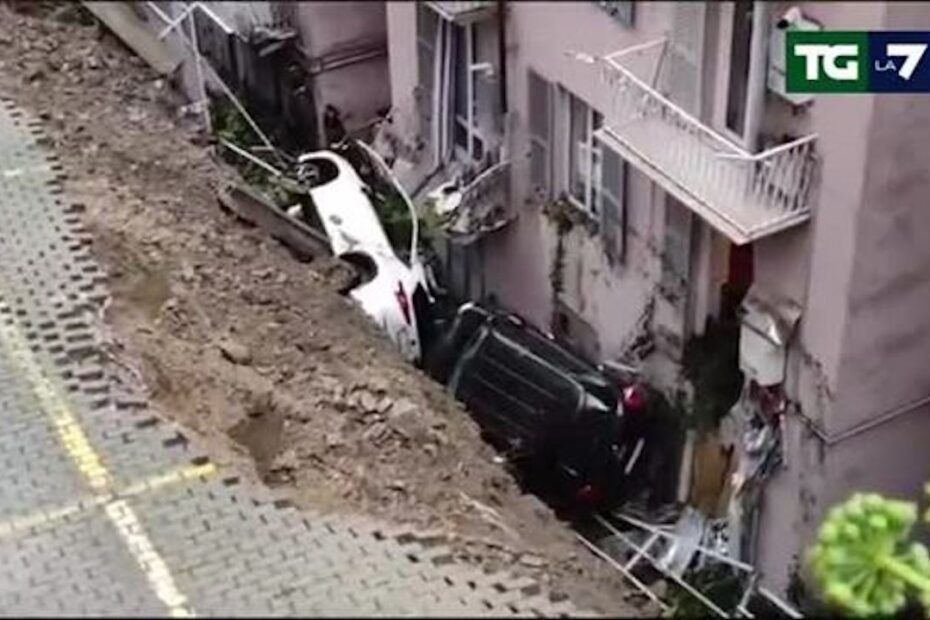 Genova, crolla una grossa porzione di strada: zona evacuata