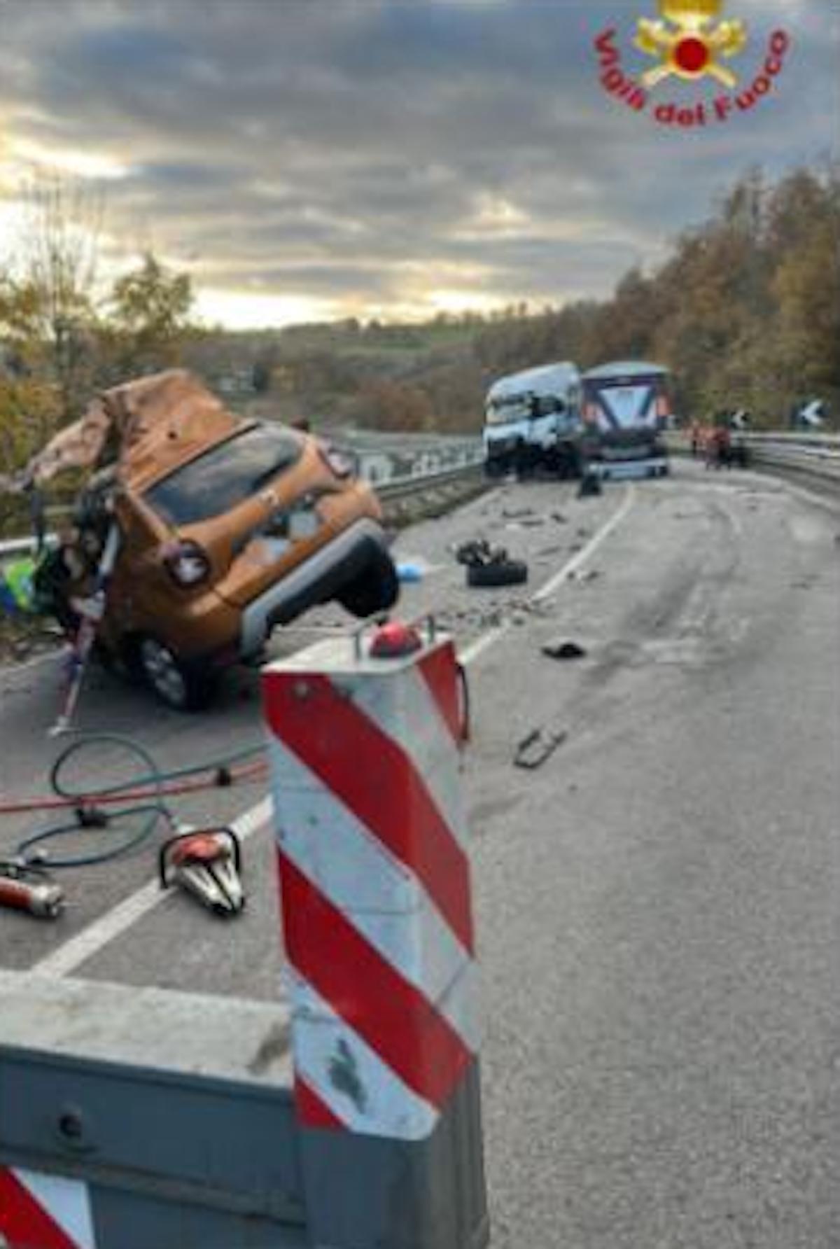 Incidente sulla Nuova Estense. Auto si schianta contro un camion. Tre morti