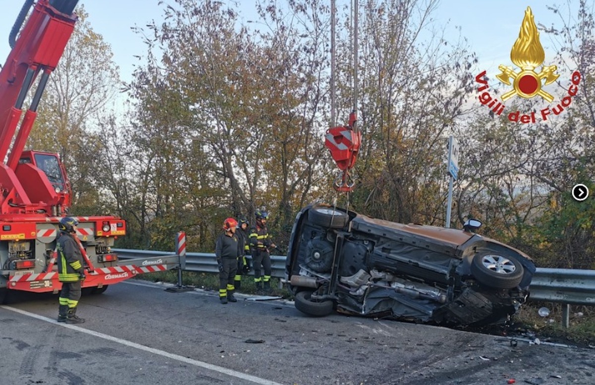 Incidente sulla Nuova Estense. Auto si schianta contro un camion. Tre morti