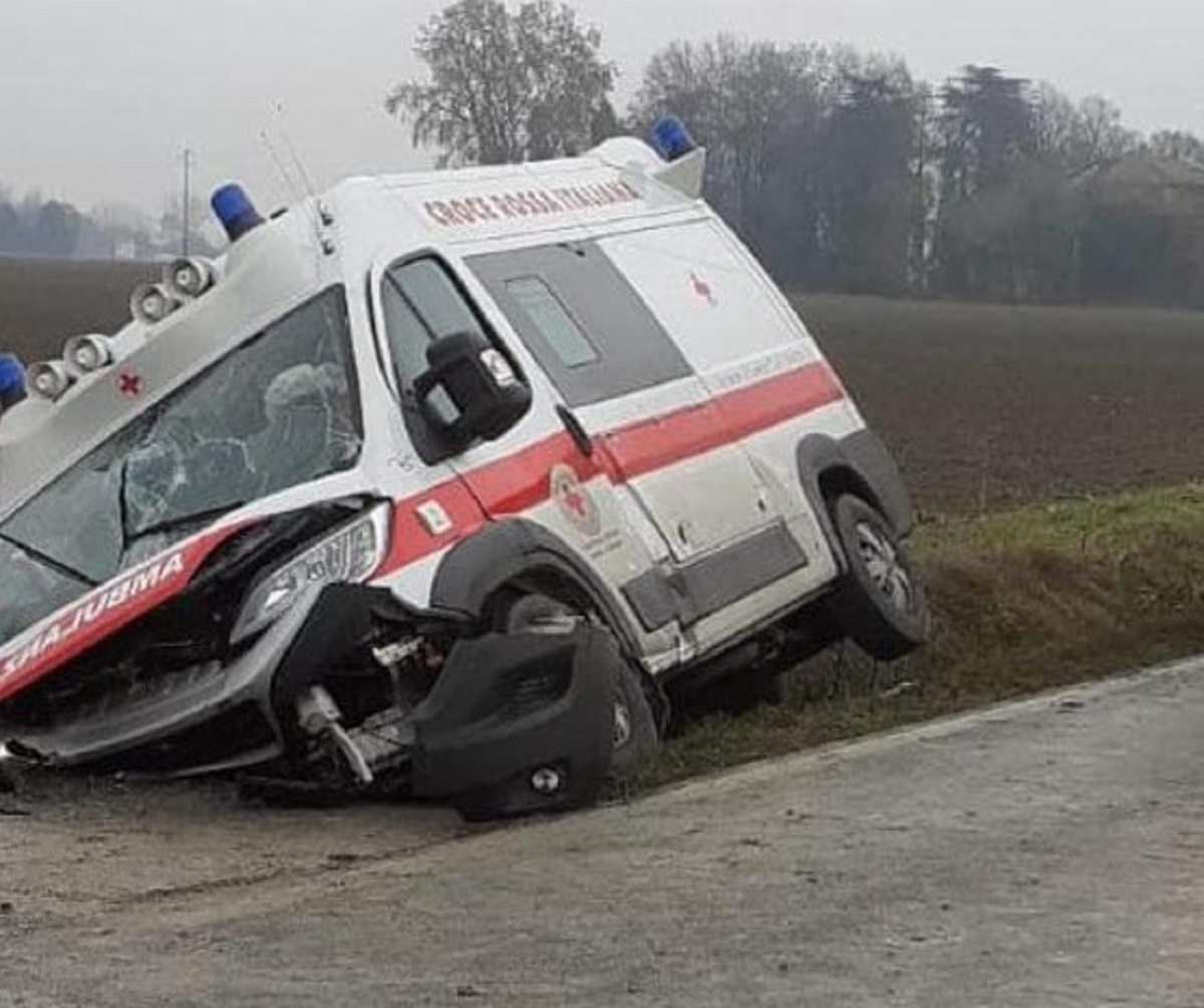 Bologna ambulanza fuori strada morta una donna e tre feriti 