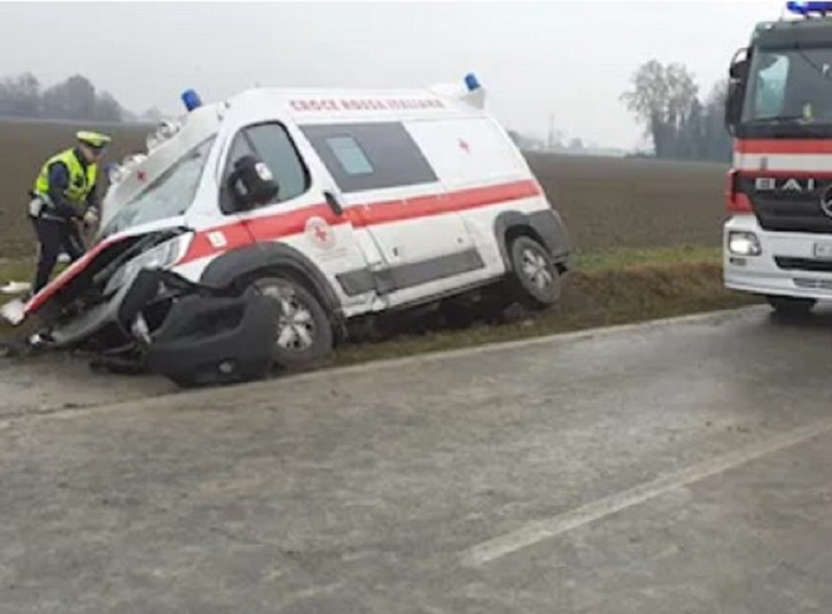 Bologna ambulanza fuori strada morta una donna e tre feriti 