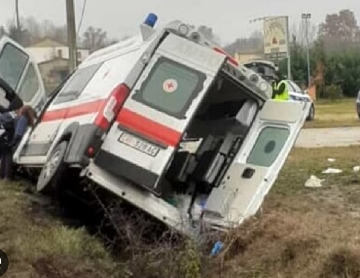 Bologna ambulanza fuori strada morta una donna e tre feriti 