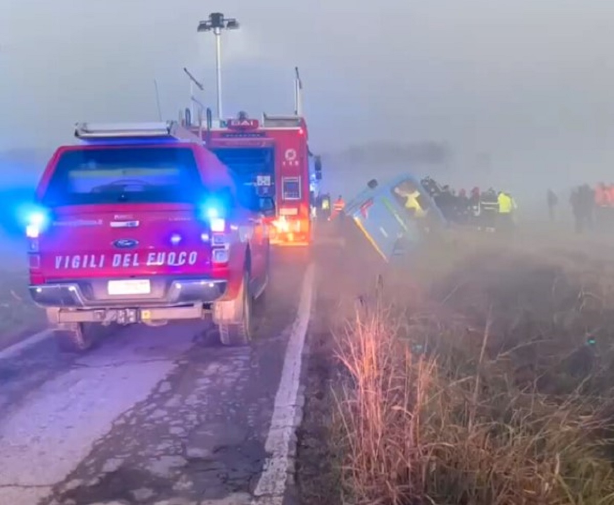 Pavia pullman esce di strada e si ribalta 15 feriti 