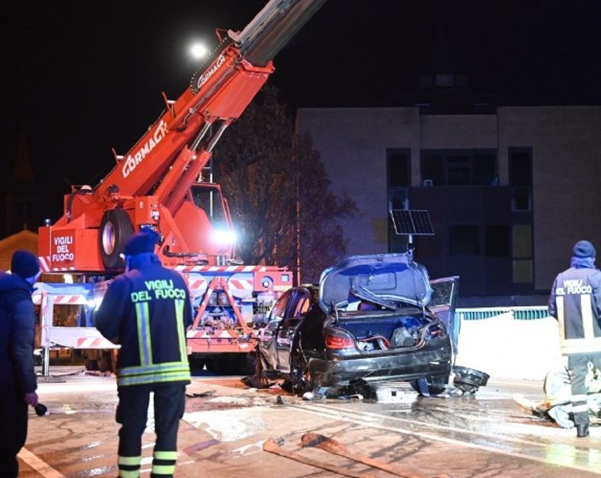 Portogruaro auto sbanda vola nel canale tre morti