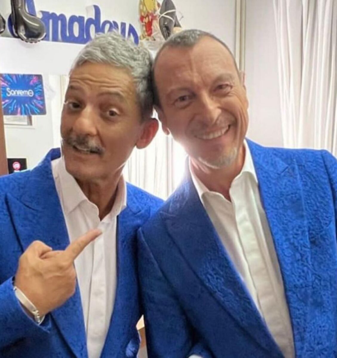 Sanremo 2024, Amadeus in mutande a Striscia la Notizia