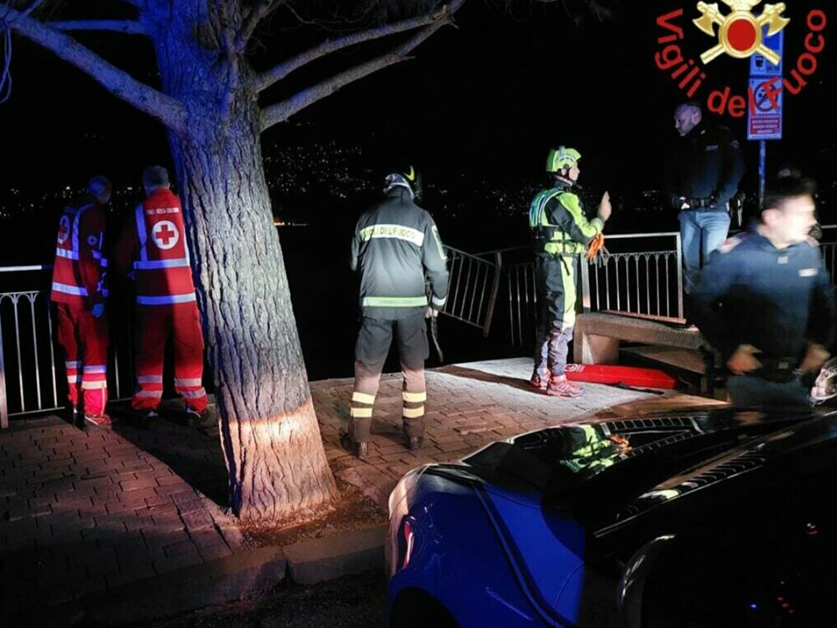 Auto finisce nel lago di Como