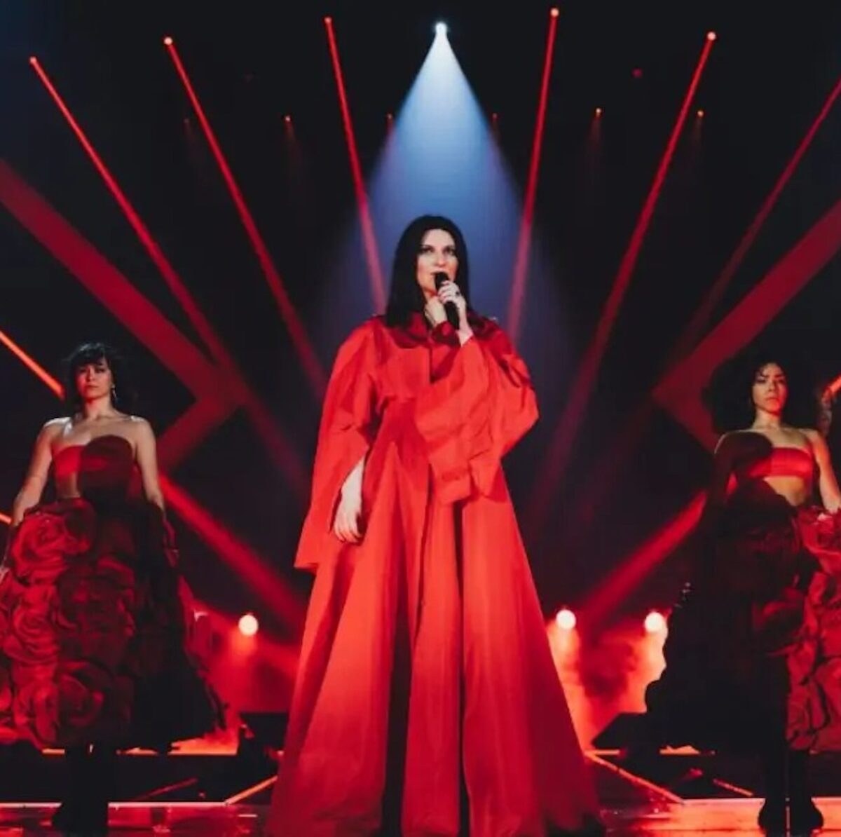 “Mi vuoi sposare?”. Proposta choc al concerto di Laura Pausini