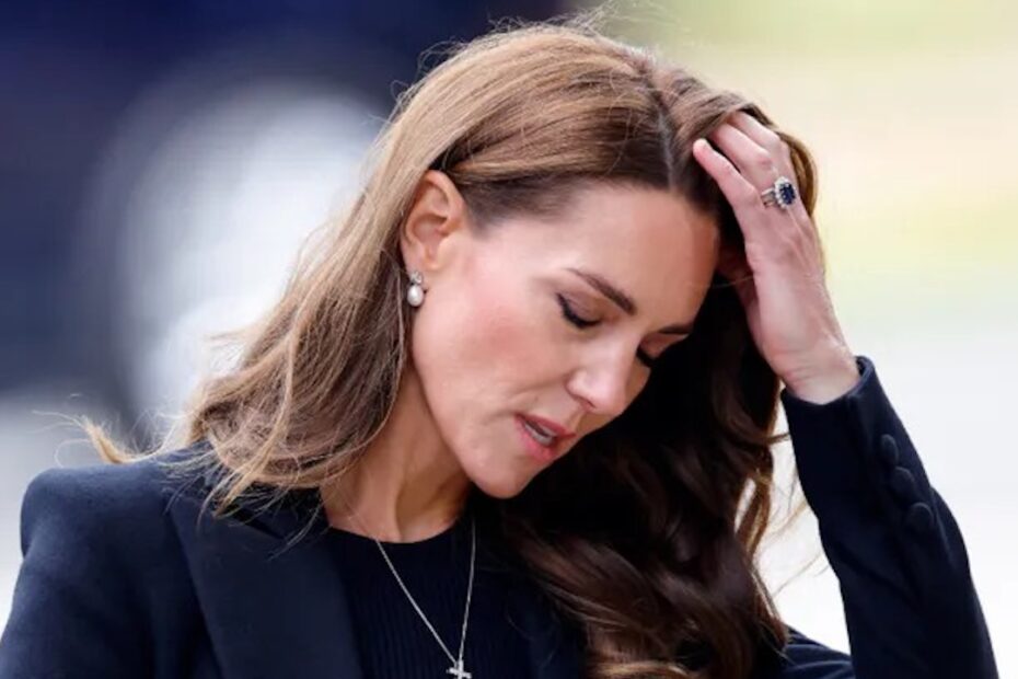 A Kate Middleton è stato diagnosticato un cancro ed è attualmente sottoposta a un trattamento chemioterapico. La notizia è stata data dalla principessa del Galles in un annuncio video pubblicato venerdì 22 marzo 2023. La 42enne ha appreso della sua diagnosi dopo aver subito un “importante intervento chirurgico addominale” a gennaio presso la London Clinic. “L’intervento ha avuto successo. Tuttavia, i test effettuati dopo l'operazione hanno rilevato che era presente un cancro", ha detto Kate. "Il mio team medico mi ha quindi consigliato di sottopormi a un ciclo di chemioterapia preventiva e ora sono nelle fasi iniziali di quel trattamento". "Questo ovviamente è stato un enorme shock, e William e io abbiamo fatto tutto il possibile per elaborare e gestire la cosa in privato per il bene della nostra giovane famiglia", ha aggiunto la madre di tre figli. La principessa non ha rivelato quale tipo di cancro sta combattendo. La notizia della sua diagnosi segue settimane di speculazioni sulla salute della principessa del Galles, dopo che i dettagli del suo intervento chirurgico erano stati inizialmente tenuti avvolti nel segreto. All'epoca, Kensington Palace aveva solo rivelato che l'operazione era stata un successo e che il reale aveva trascorso due settimane in ospedale per riprendersi. "La principessa del Galles apprezza l'interesse che questa dichiarazione susciterà", si leggeva nella nota del 17 gennaio. “Spera che il pubblico capisca il suo desiderio di mantenere quanta più normalità possibile per i suoi figli. Durante la sua assenza dalla vita pubblica, diverse teorie del complotto hanno rapidamente preso piede – e si sono intensificate solo dopo che Kate ha pubblicato un'immagine pesantemente modificata per la Festa della mamma nel Regno Unito che ha ricevuto un "avviso di uccisione" dalle principali agenzie di stampa.