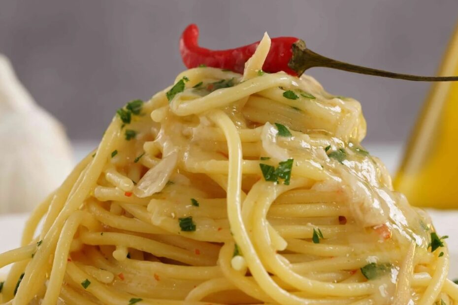 "Sembra semplice, occhio agli errori". Spaghetti aglio, olio e peperoncino: la ricetta per farli perfetti