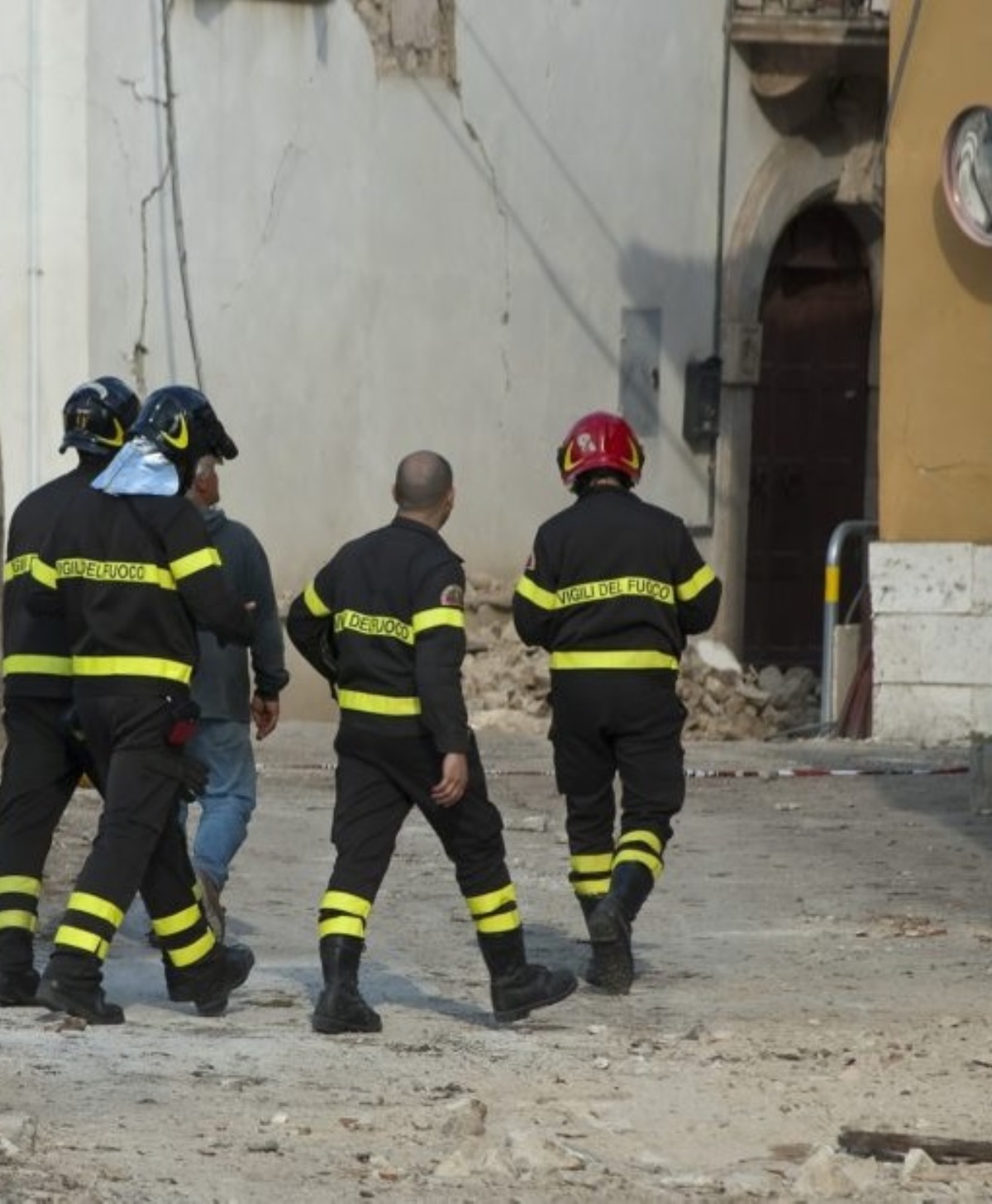 terremoto campi flegrei gente strada