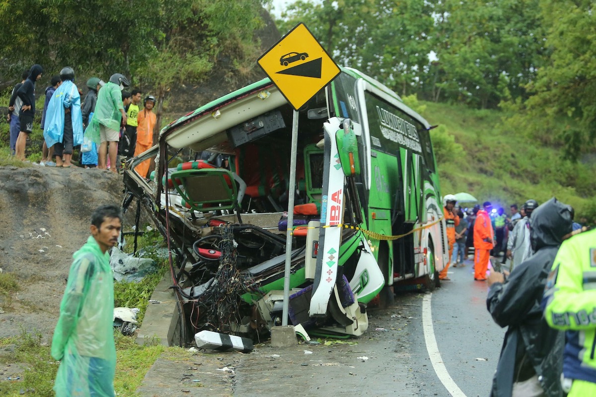 Incidente stradale, bus precipita nella scarpata: morti 11 studenti