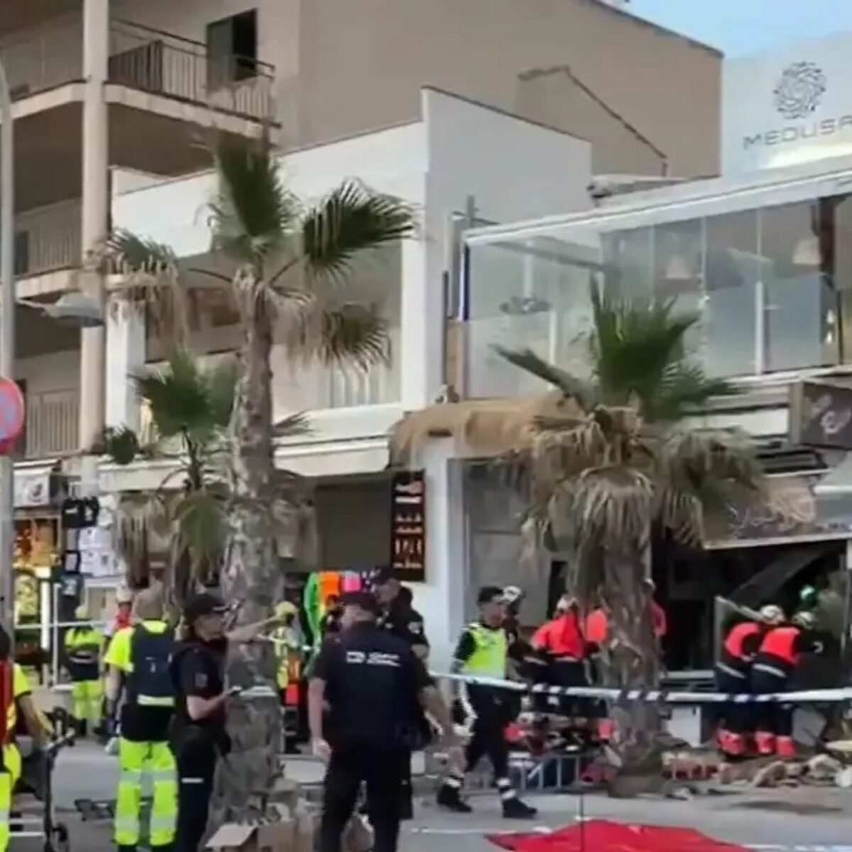 Crolla la terrazza del ristorante: almeno quattro morti e 25 feriti